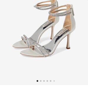 Badgley Mischka Logan White Satin heels 6.5 Brand Nee